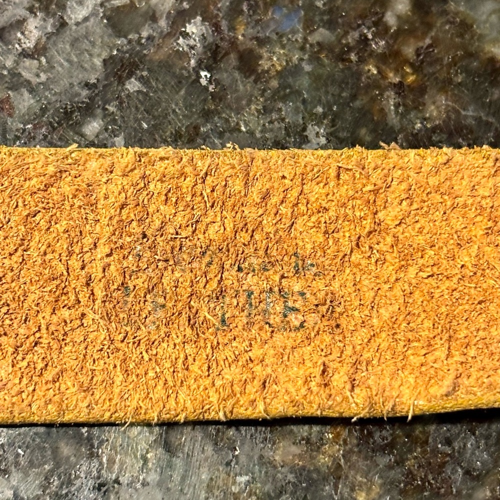 ⭐️VINTAGE Caramel Colored Leather Belt w/Large Gold-Tone Buckle & End Tip XS⭐️ - Picture 4 of 11